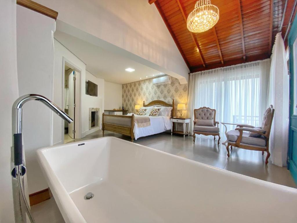 Deluxe King Suite