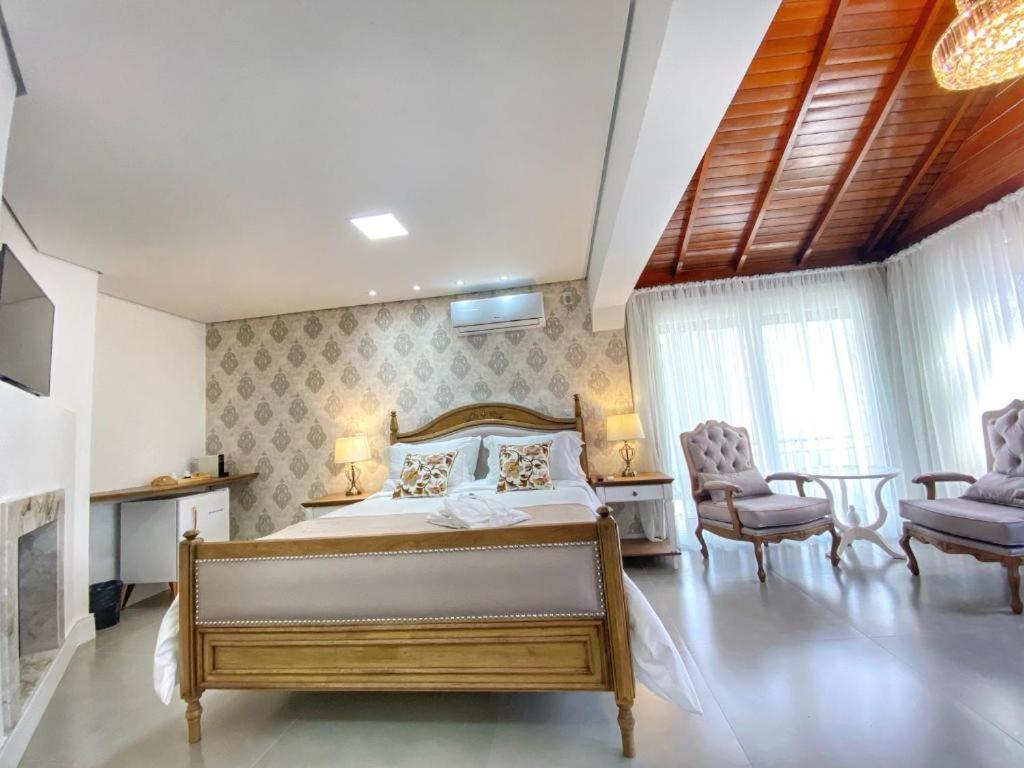 Deluxe King Suite