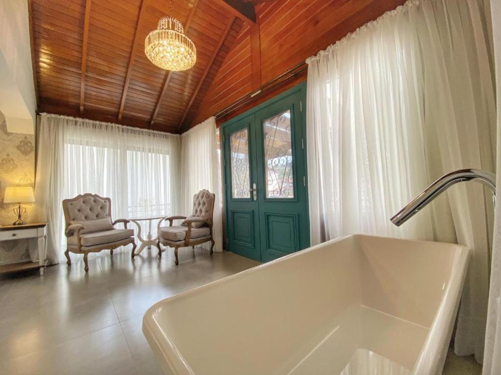 Deluxe King Suite
